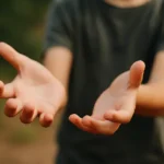 Büyüyen Eller Şiiri Tahlili – İlhan Geçer’in Masumiyet ve Zaman Temalı Şiiri