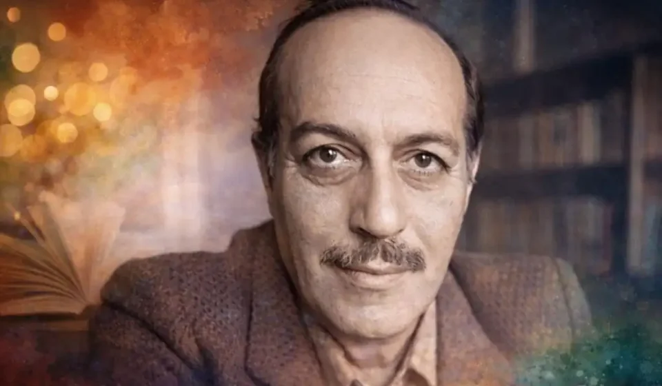 Cemal Süreya’nın portresi; kitaplık arka planında, sade ve doğal tonlarla hazırlanmış yatay görsel.