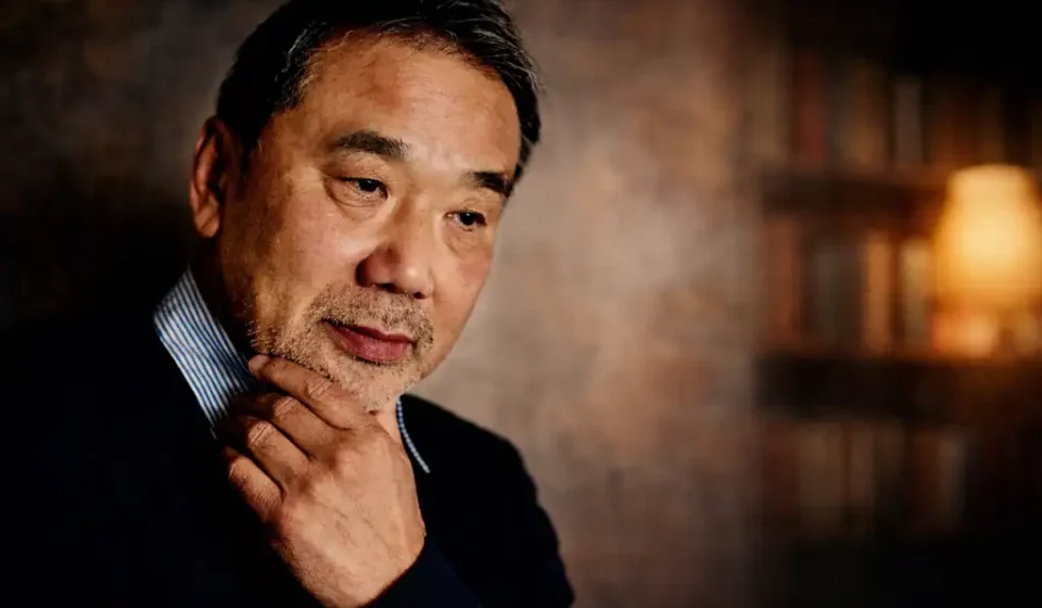 Haruki Murakami: Yalnızlık, Gerçeklik ve Modern Romanın Sınırları Haruki Murakami portresi