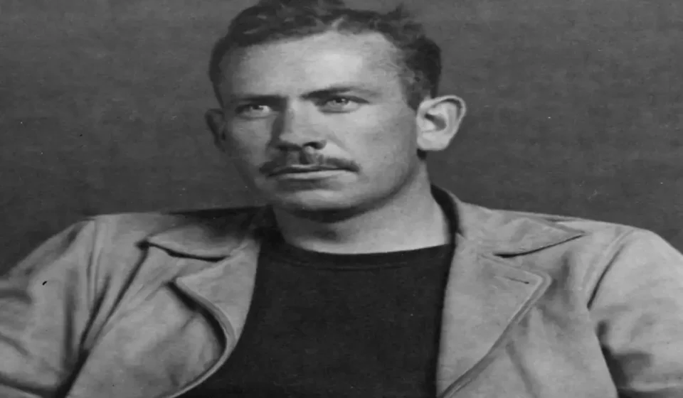 John Steinbeck Kimdir? Hayatı, Edebi Kişiliği ve Eserleri John Steinbeck’in sade arka planlı, yatay kadrajlı siyah beyaz portresi
