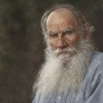Lev Nikolayeviç Tolstoy Kimdir? Hayatı, Eserleri ve Edebiyat Anlayışı Lev Nikolayeviç Tolstoy’un yaşlılık dönemini yansıtan renkli portresi