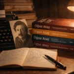 Oğuz Atay’ın yazarlık dünyasını çağrıştıran, daktilo, defter ve kitaplarla düzenlenmiş çalışma masası sahnesi.